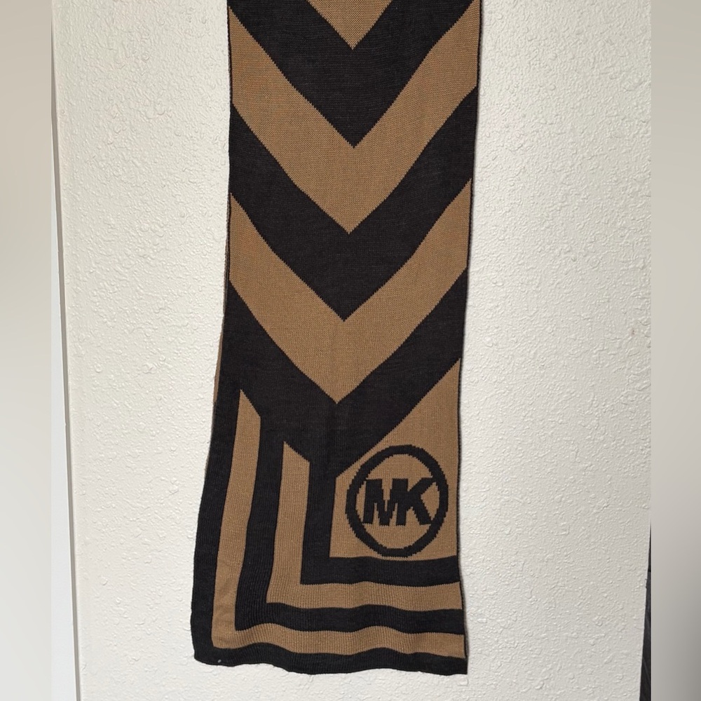 Michael Kors Knit Scarf – Brown & Black Chevron